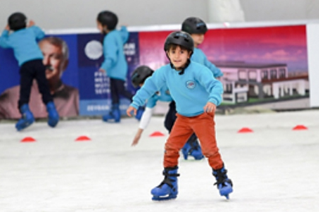 Adana'da ücretsiz buz pisti açıldı